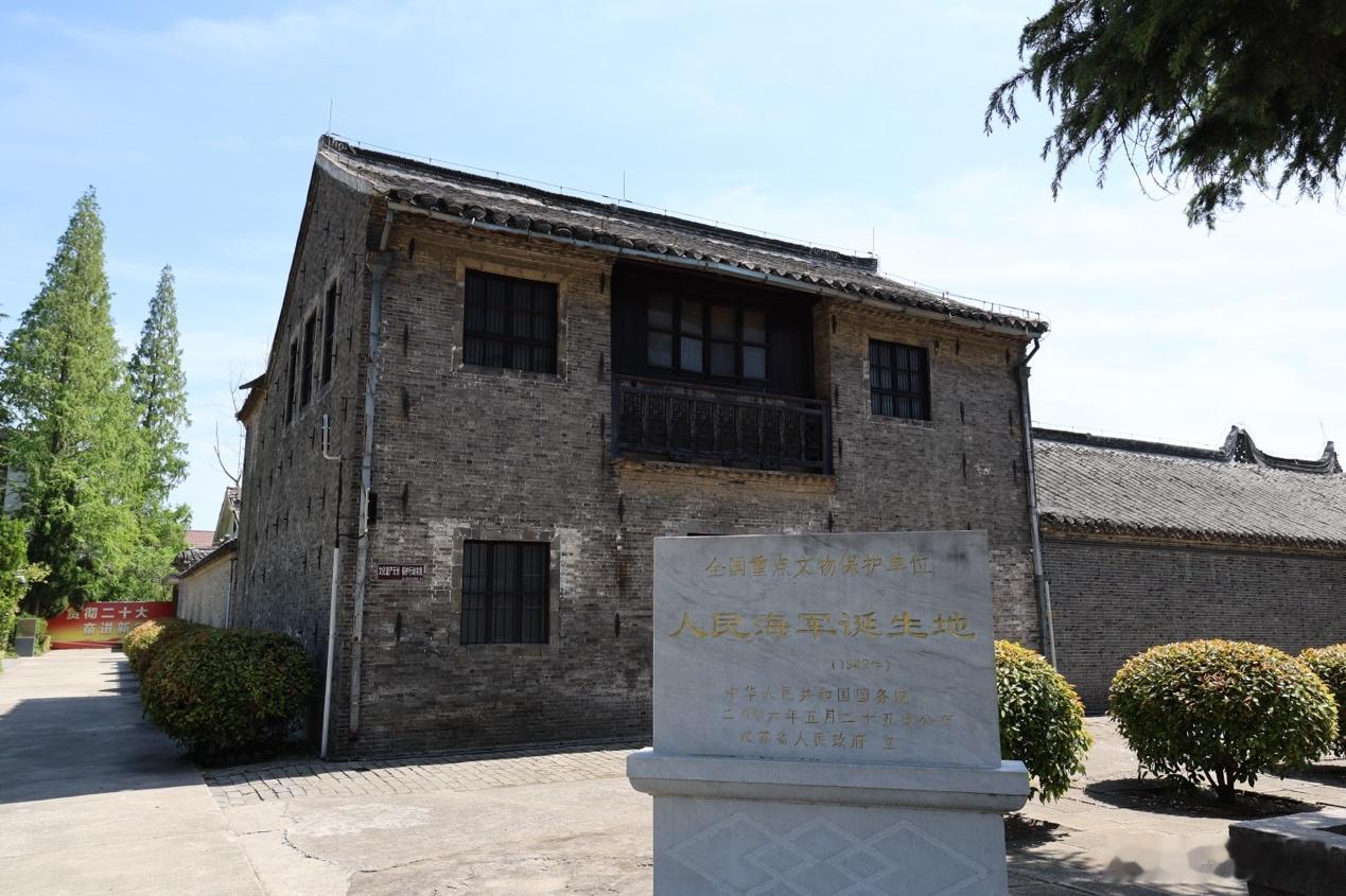 中国海军[超话] 1949年4月23日，在人民解放军强渡长江天险、解放南京的同一