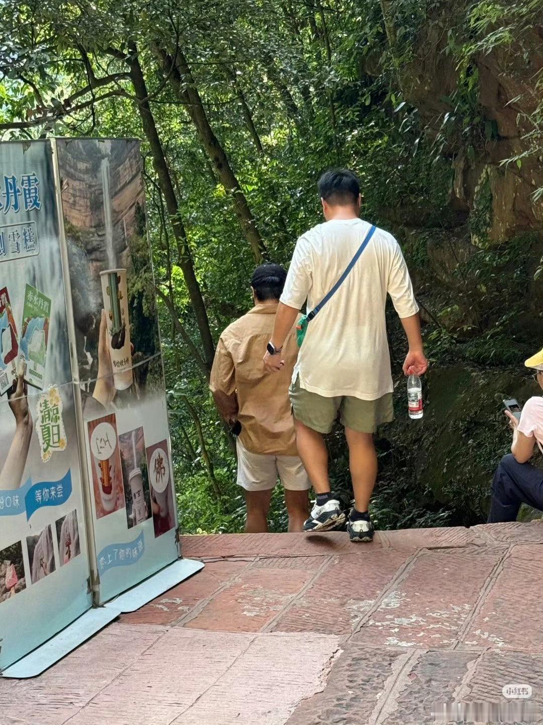 陈思诚连夜从泰国回来去了佛光岩陈思诚现身贵州佛光岩 有网友下午偶遇陈思诚去了贵州