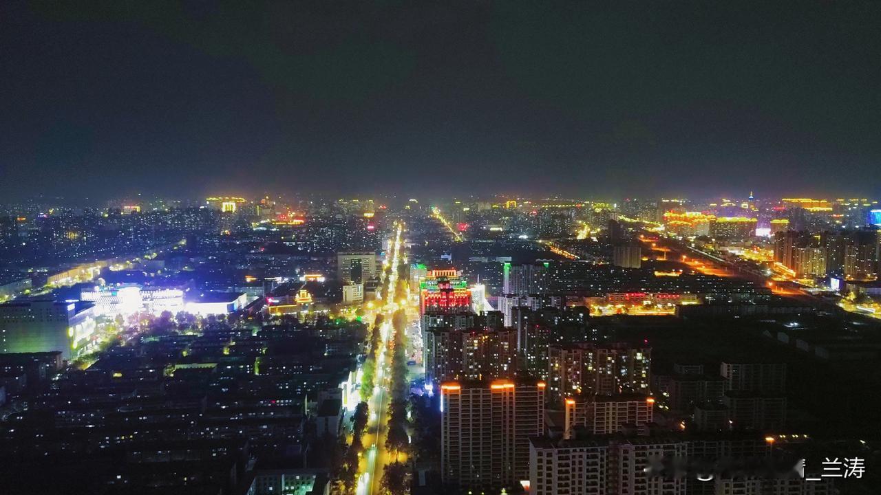 从高空俯瞰邢台市的夜景，宛如一幅璀璨的画卷铺展在眼前。灯火阑珊中，城市脉络清晰可