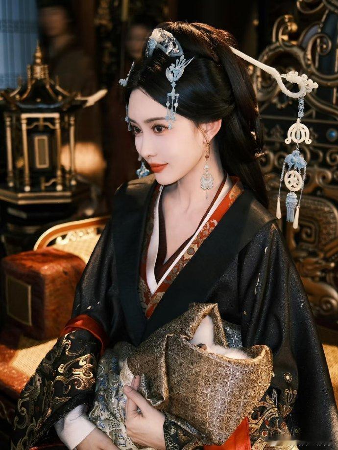 百花杀剧组录制你好星期六剧组齐聚综艺真的太有氛围，戏里合作默契，戏外同框养眼，整