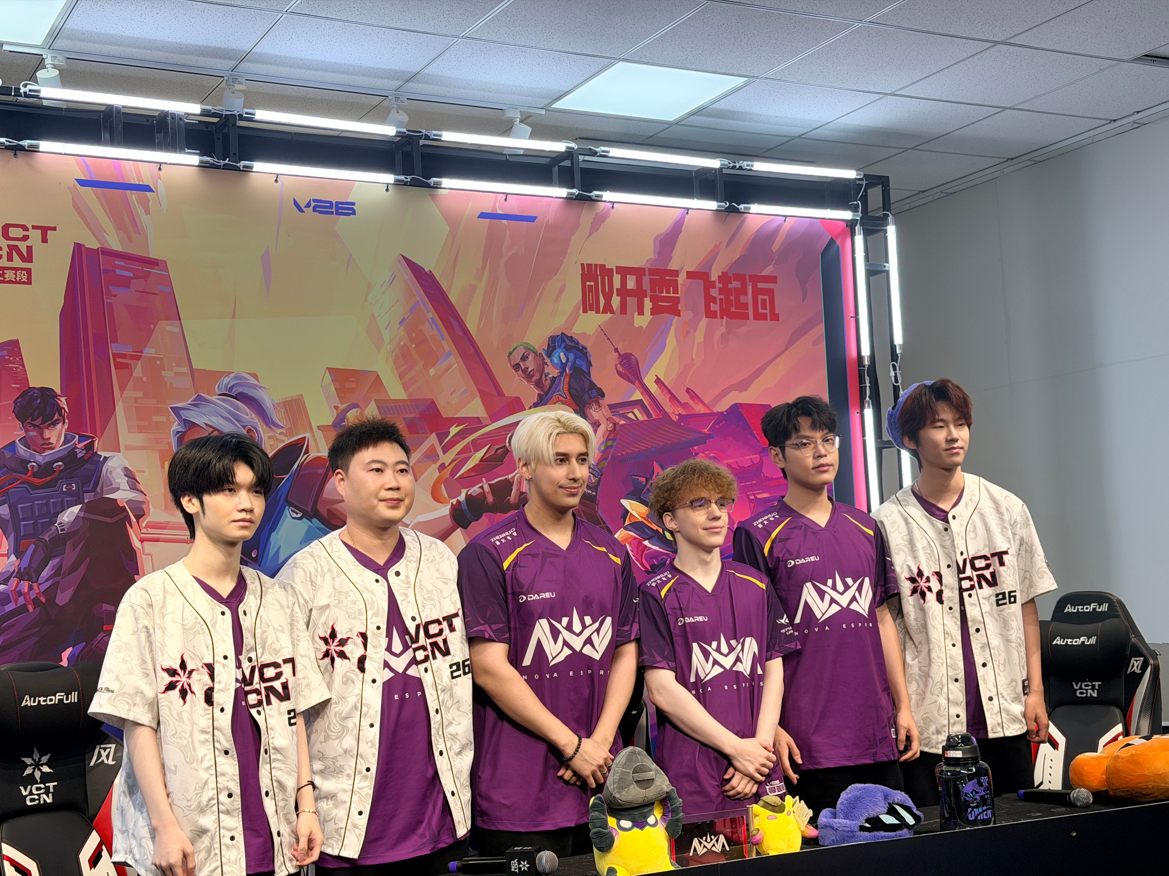 NOVA无畏契约 的赛前合影来啦ezeir来的时候：这帽子能拿吗走的时候：这帽子