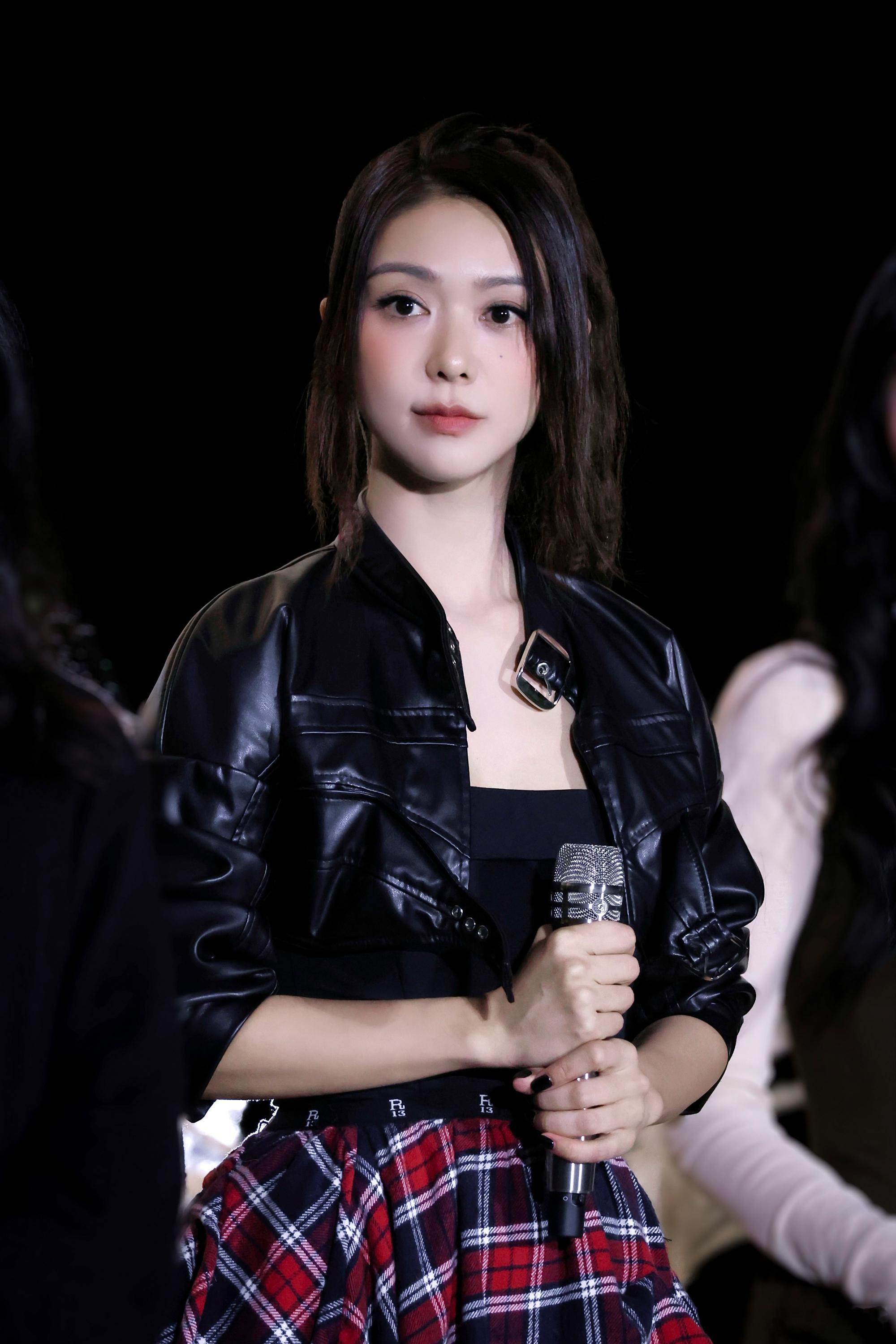 #薛凯琪live版爱只是爱# 薛凯琪的 live 版《苏州河》于秋日歌会奏响，宛