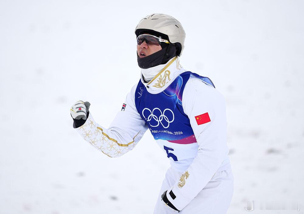 冬奥会时尚图鉴冬奥观赛团 米兰冬奥会风雪鏖战，一天双赛、强雪干扰、决赛跌宕起伏，