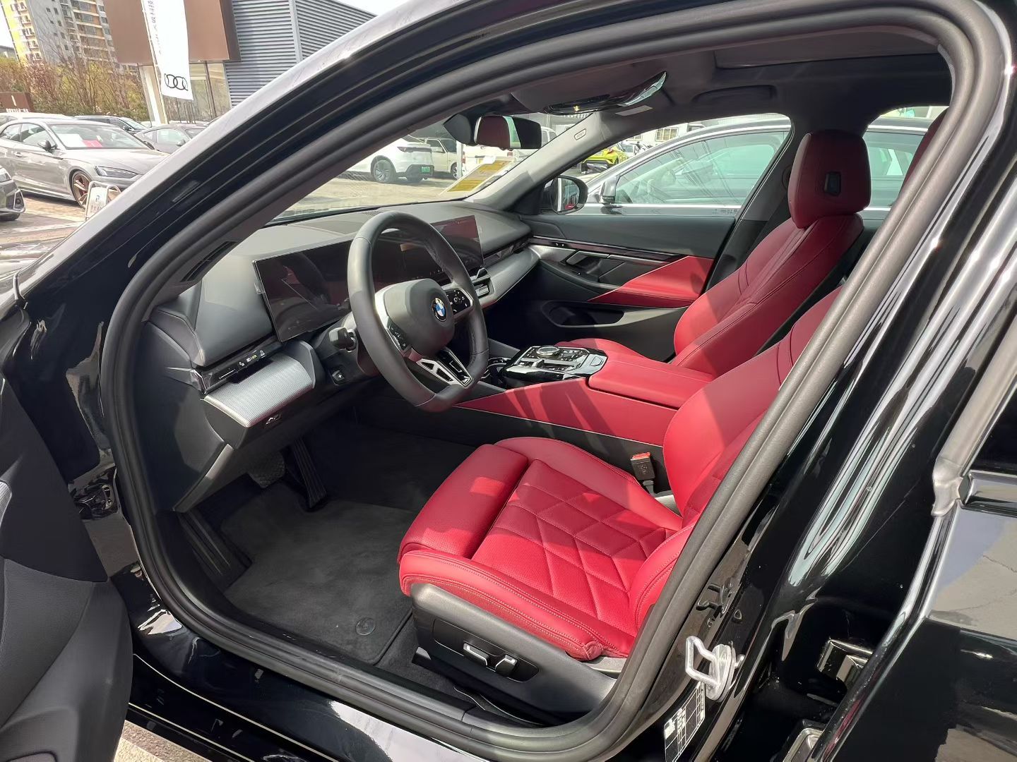 24款宝马进口短轴525i M运动套装宝石青/红内带环抱式氛围灯原厂选配座椅加热