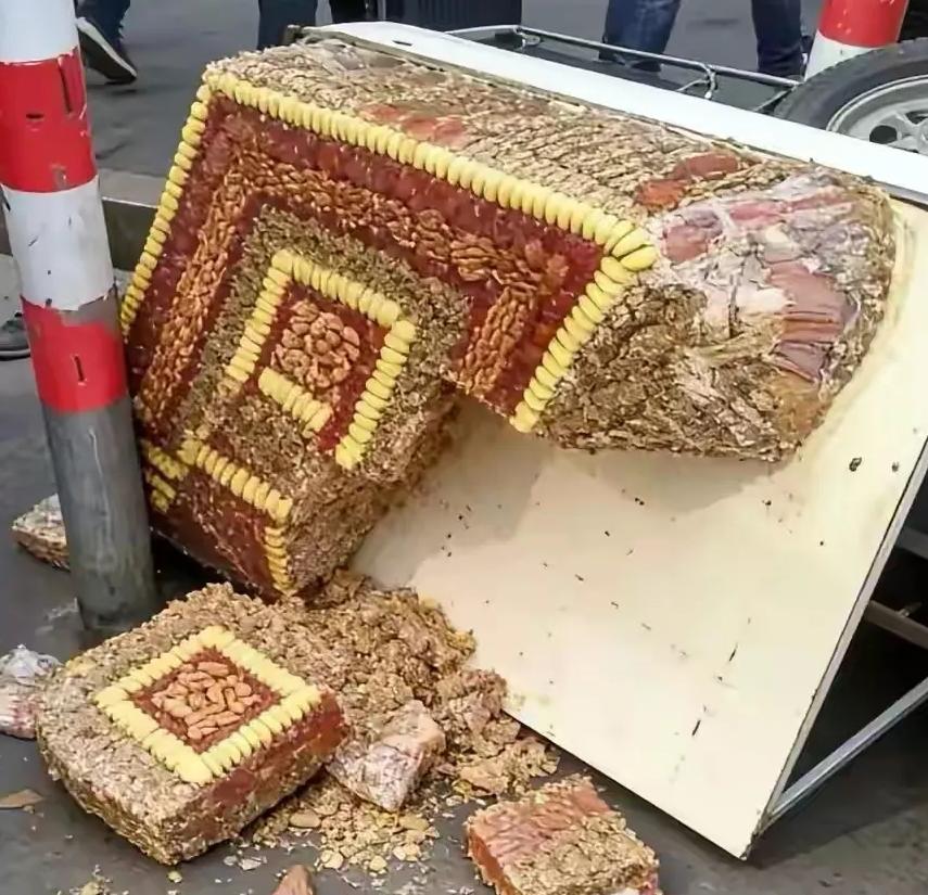 一男子倒车时不小心把路边卖切糕的车刮倒了，切糕掉的满地都是，男子急忙下车道歉，说