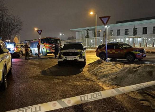 突发深夜巨响！美国驻挪威大使馆突遭爆炸袭击，现场浓烟滚滚，北欧安宁一夜被打破，万