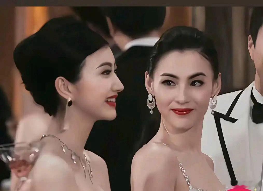 看到张柏芝已经够美了，没想到景甜在她身边毫不逊色，两个人真的是势均力敌的美貌 