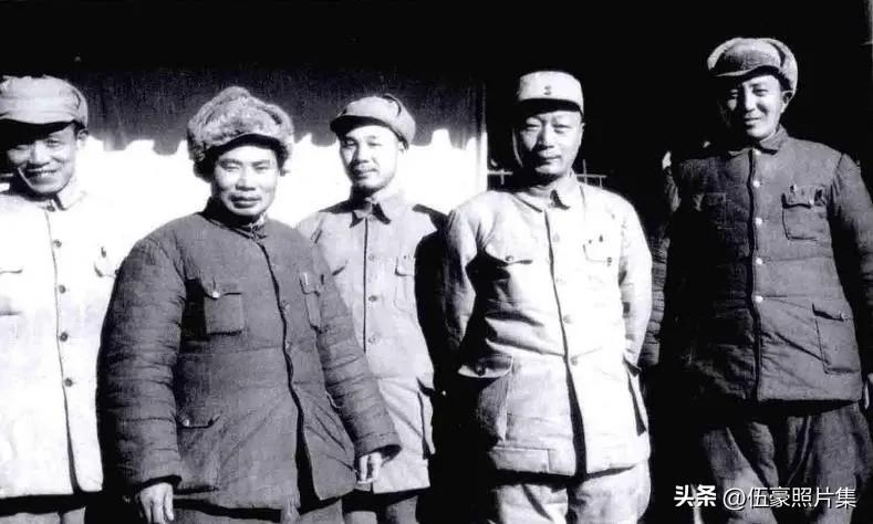 1949年1月，在平津前线司令部的合影，左起依次为李天焕（第20兵团政委）、杨得