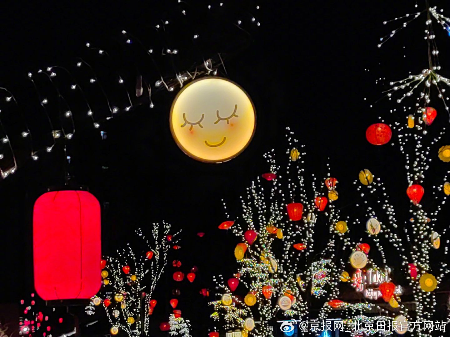 【#北京年味儿越来越浓了# 】#北京张灯结彩准备过年# 春节将至，从古城到商圈，