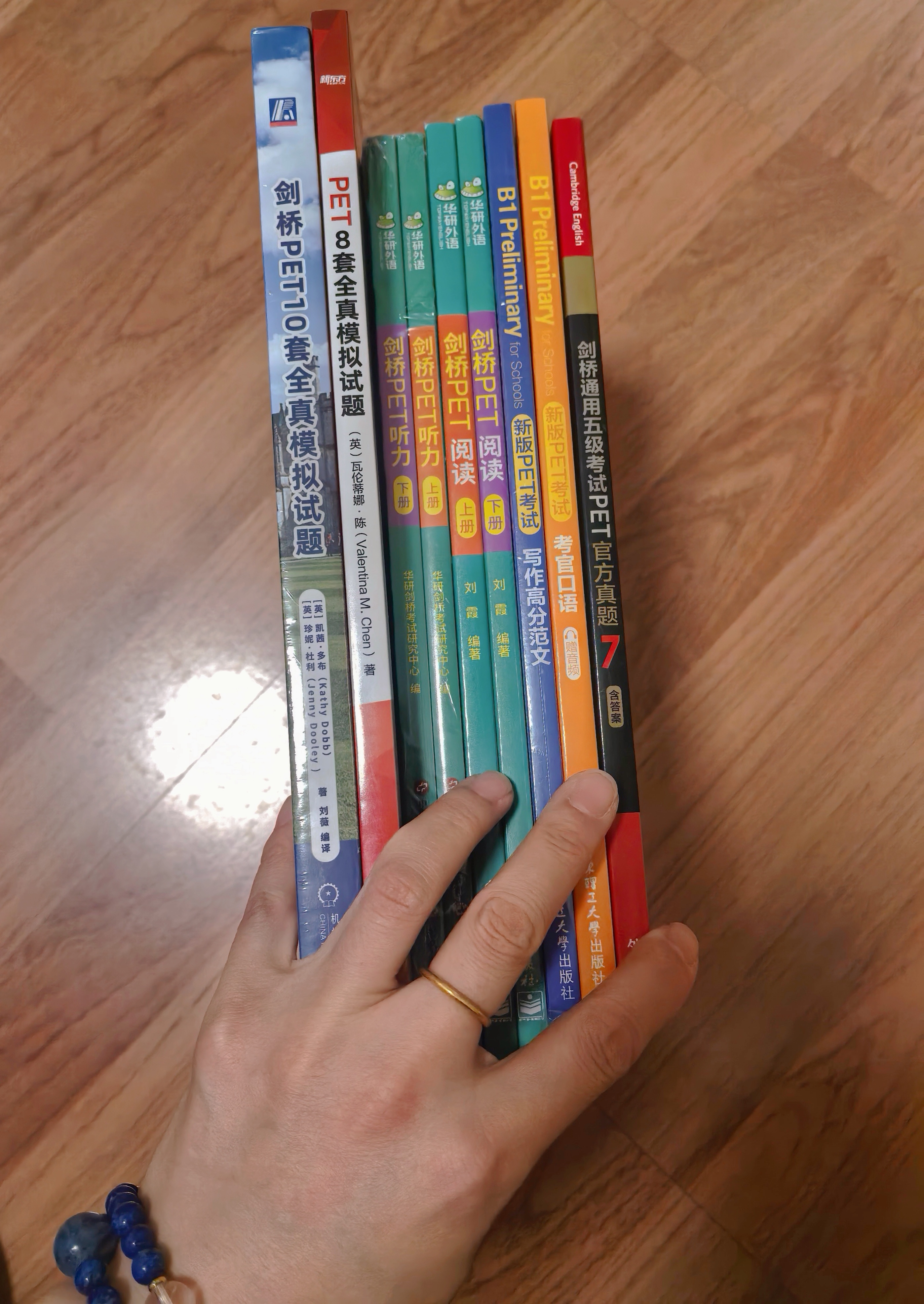 有没有小盆友，要考pet的，好心姨姨免费送你九本全新教材呀到付都行~大人也中！留