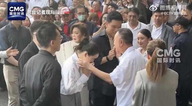 泰国前总理他信·西那瓦11日上午获假释，从曼谷空炳中央监狱出狱。他信走出监狱大门