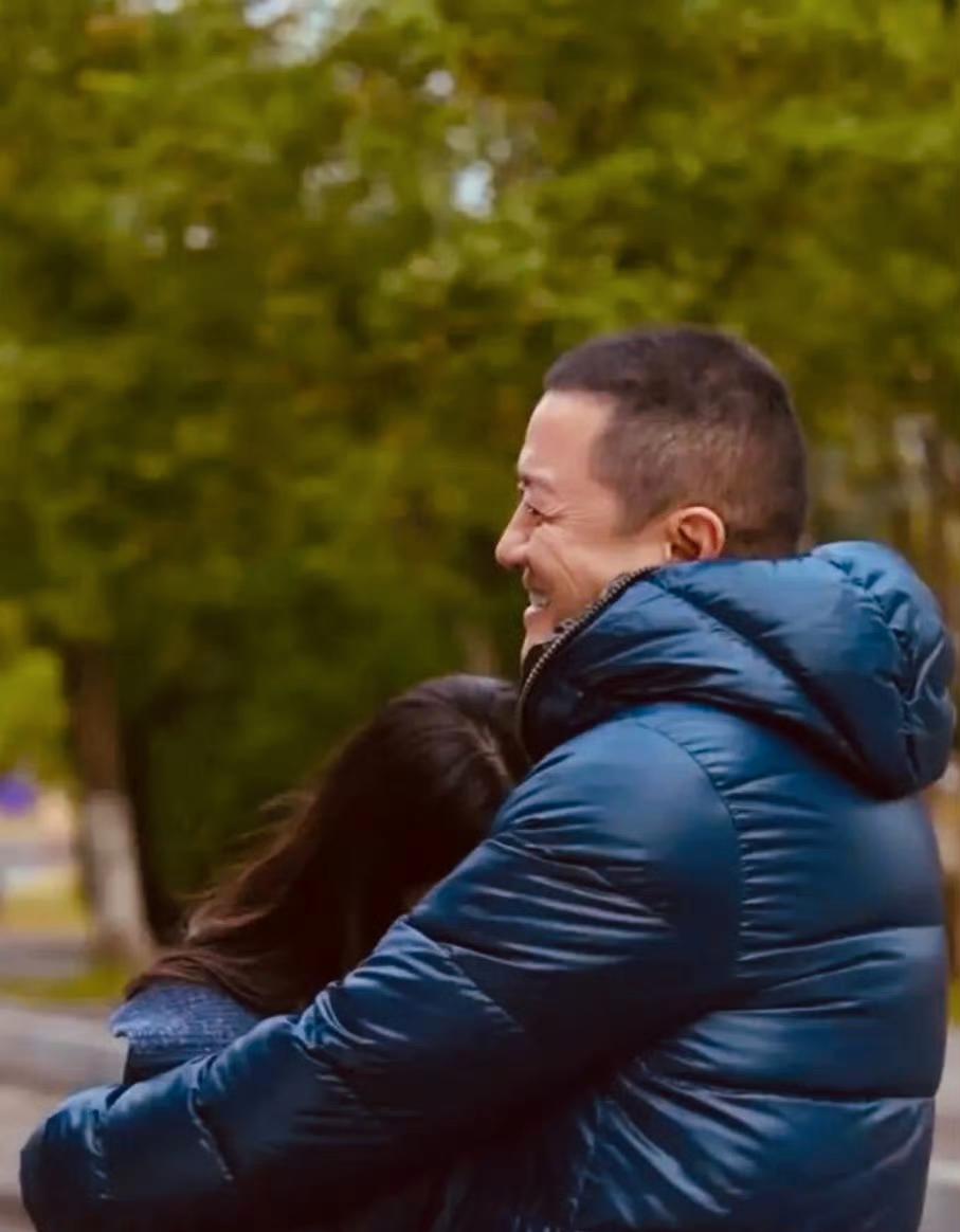 李亚鹏：春燕，这些年你一直叫我“李叔叔”，可在我心里，你早就是我另一个女儿了。