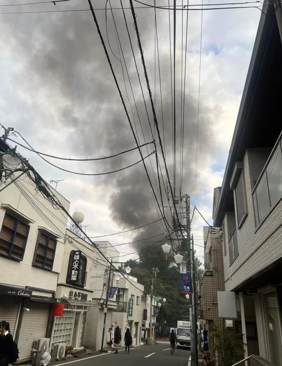 刚刚日本东京京王井之头线发生火灾
着火点在京王井之头线井之头公园站和吉祥寺车站之