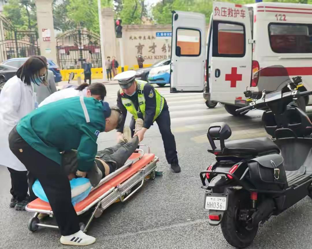 街头挺身施救，平凡辅警尽显英雄本色
 生死瞬间敢冲锋，平凡身影亦发光。4月7日下