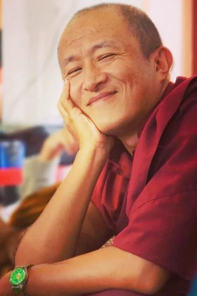 宗萨仁波切深邃地指出：

“接纳则消，抗拒则存。若不明此理，自为敌手，徒劳改变他