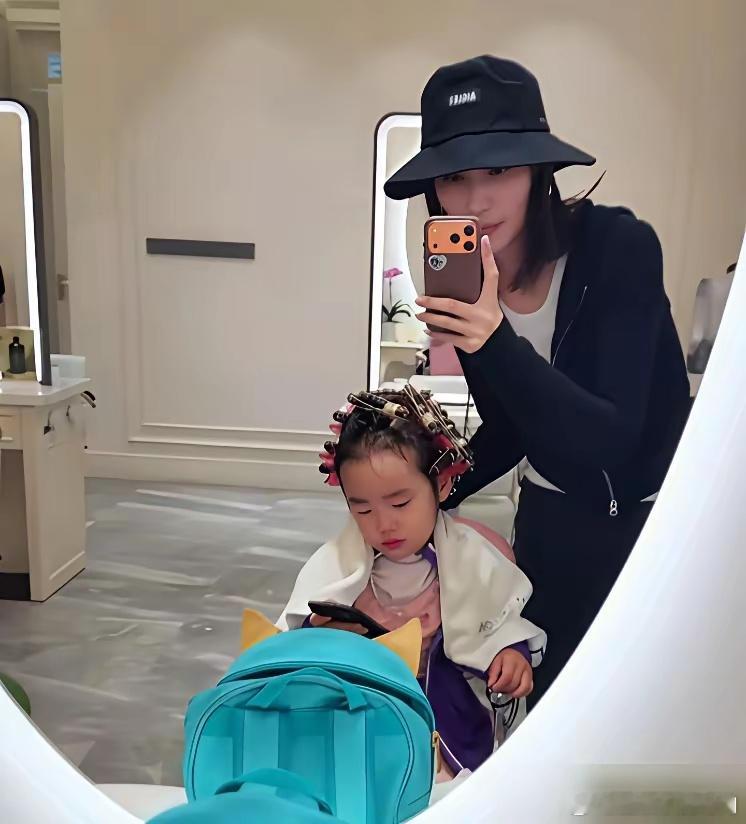 继女的一声爸，给欠债4000万的李亚鹏，带来了真金白银。 当年，为了让窦靖童进北