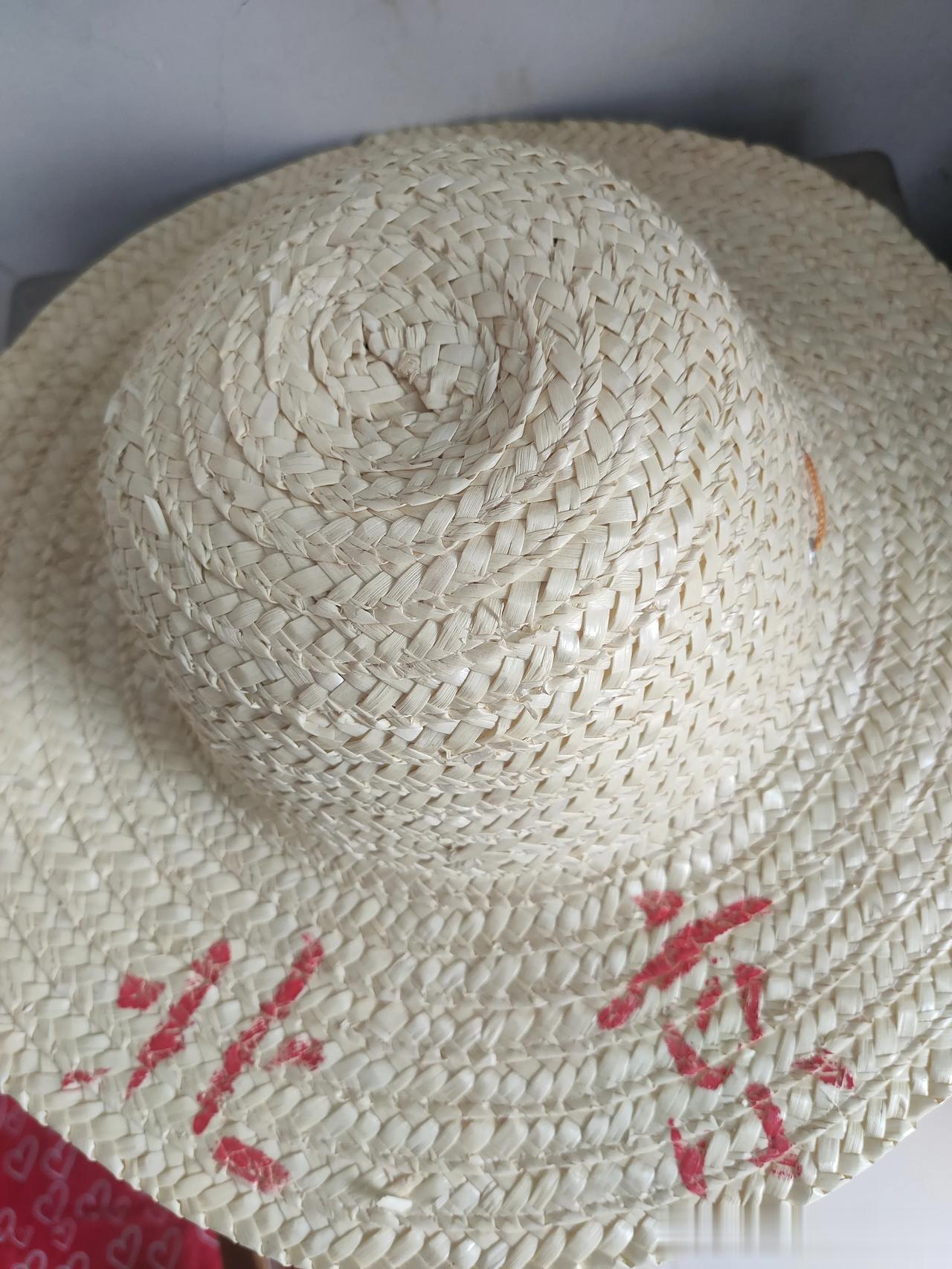 印上这两个字，身价倍增。

如此普通的草帽，竟然比没有印字的草帽贵2块，草帽老板