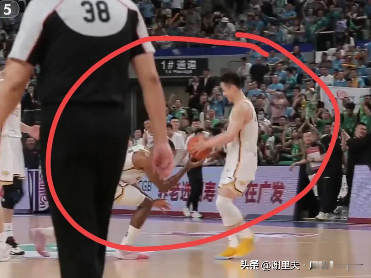 福格太懂人情世故，辽宁队夺冠后，弗格单膝跪地把球给继伟。 ​​​意思是说：你才是