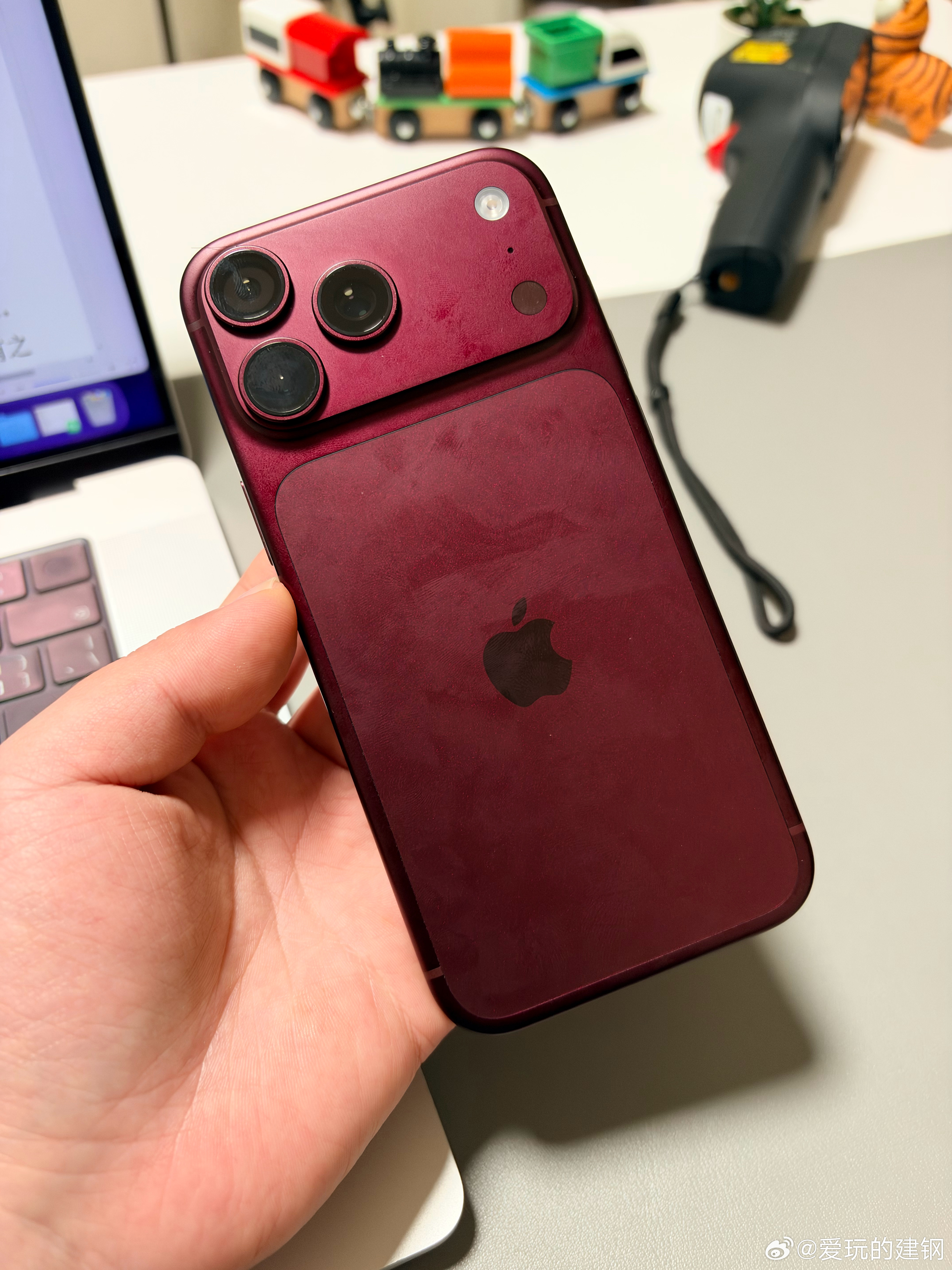 就没用过这么容易脏的iPhone。 ​​​
