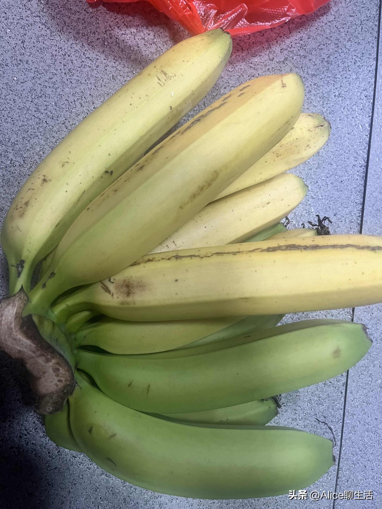 太卷了
万万没想到小丑是我
下午骑车上班
经过十字路口
看见对面一个头发有点白的