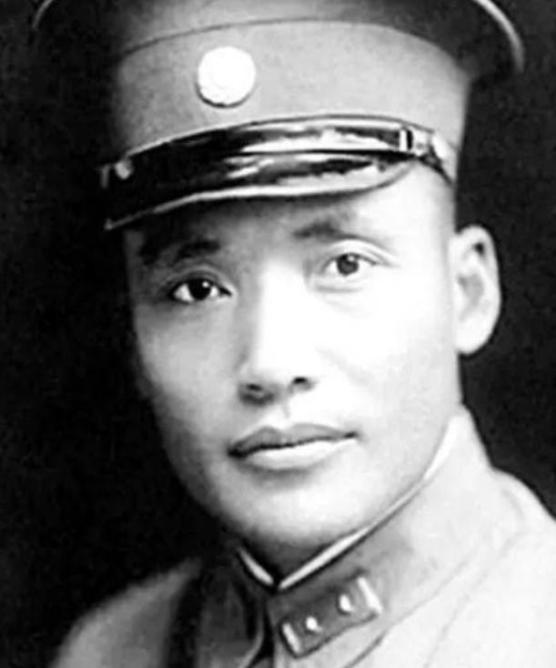 1936年，一名国民党中将跟随红军走完长征，谁知等到了延安，毛主席却对他挥了挥手