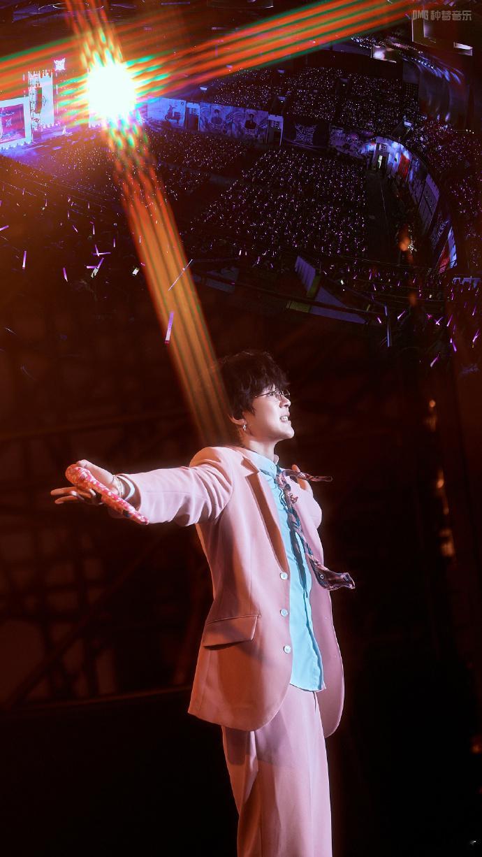 早安无锡演唱会上座率成都生日场官宣的瞬间，全场尖叫！没去成无锡的，成都必须冲