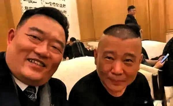 鼓曲社直播刚破800万纪录，庆功宴还没摆。
郑好对着镜头公开质疑郭德纲：“这么搞