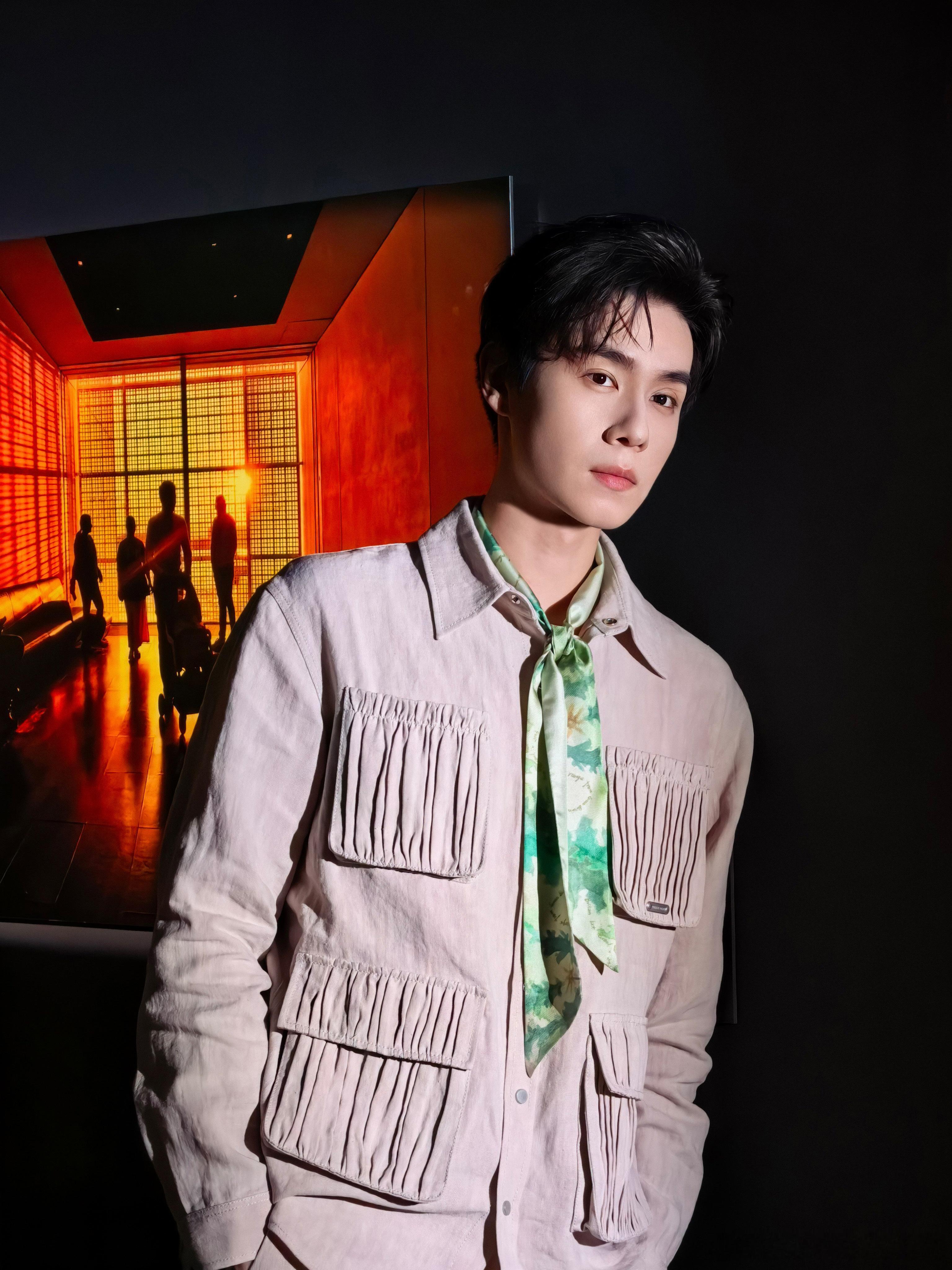 胡一天好帅五个字不肤浅满脑子都是粉丝和胡一天的互动名场面，粉丝自嘲肤浅，他暖心回