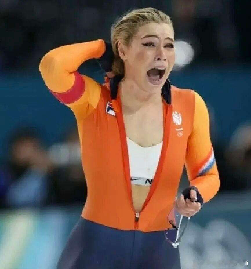 奥运冠军“拉拉链露胸”，耐克绷不住了！全网都在讨论莱尔丹“一拉帮耐克赚百万”的名