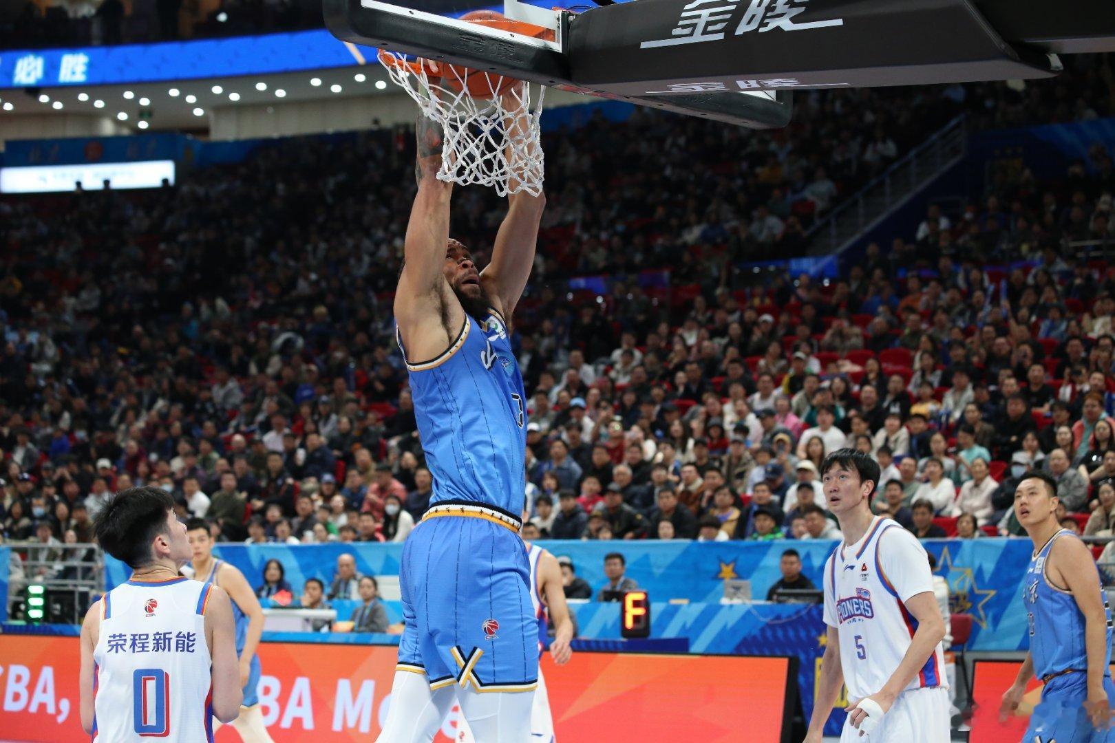 北京男篮vs天津男篮 在麦基面前，上一场给首钢内线出了大难题的雷诺兹气场直接矮半