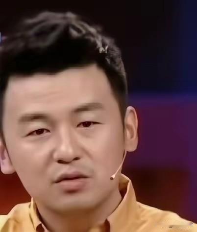 雷佳音说：“上中学的时候，当时我就跪在地上，我跟全班人说，我说谁也别跟我抢，这女