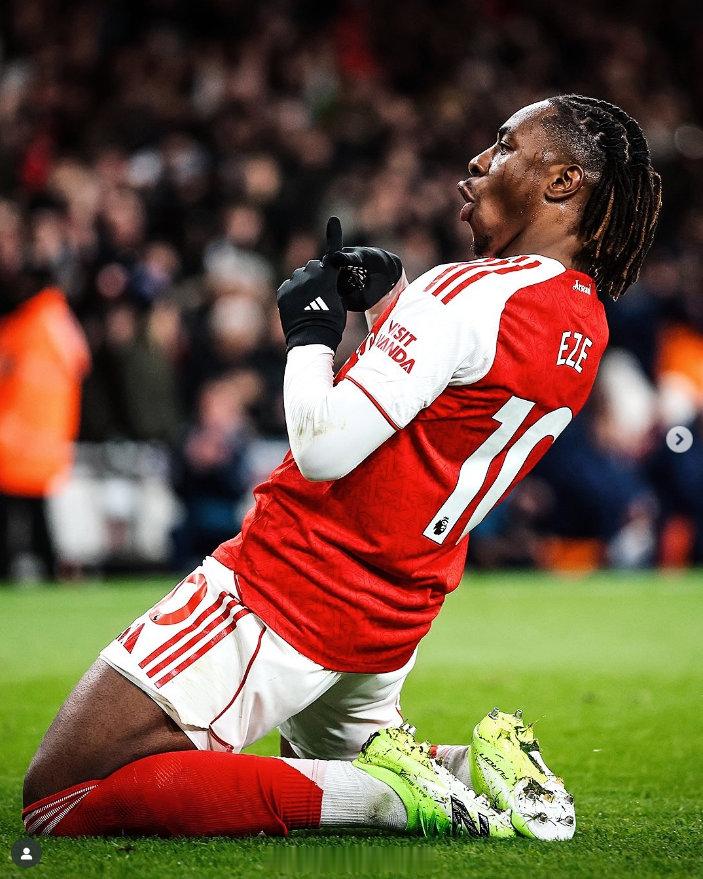 梅里诺盛赞埃泽：埃泽非常自信，每天早上我们都会在训练基地的桑拿房里聊天。水晶宫球