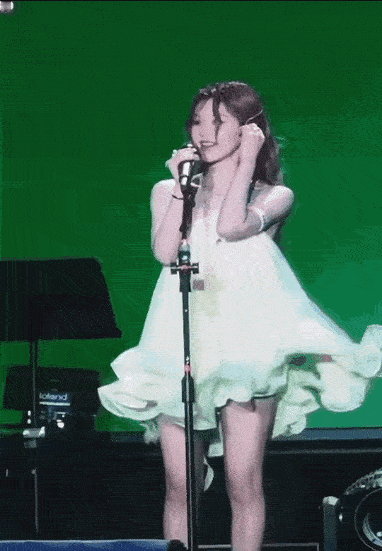 赵露思这个“玛丽莲梦露”造型又出圈了[送花花]她真的挺厉害的，轻轻松松就把关注度