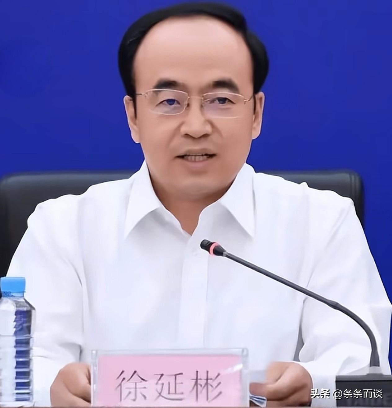 同龄人里拔尖的存在，也挡不住诱惑。
刚看到徐延彬被查的消息，翻完履历彻底愣住，正