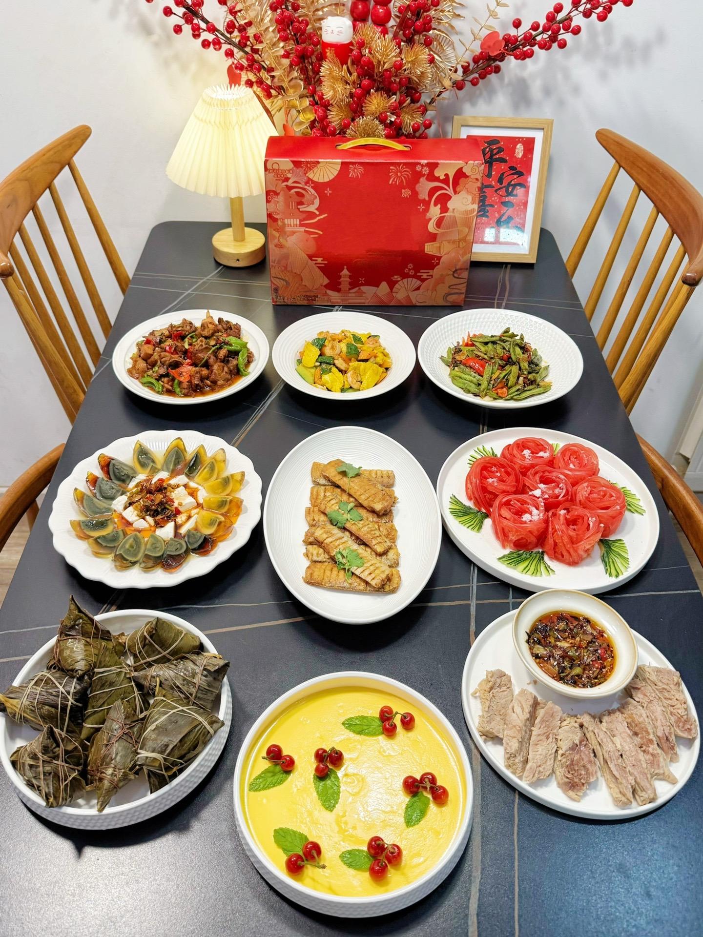 婆婆做的饭，有种在家吃席的感觉，太爽了！敢信吗，这是我婆婆做的家庭聚餐...