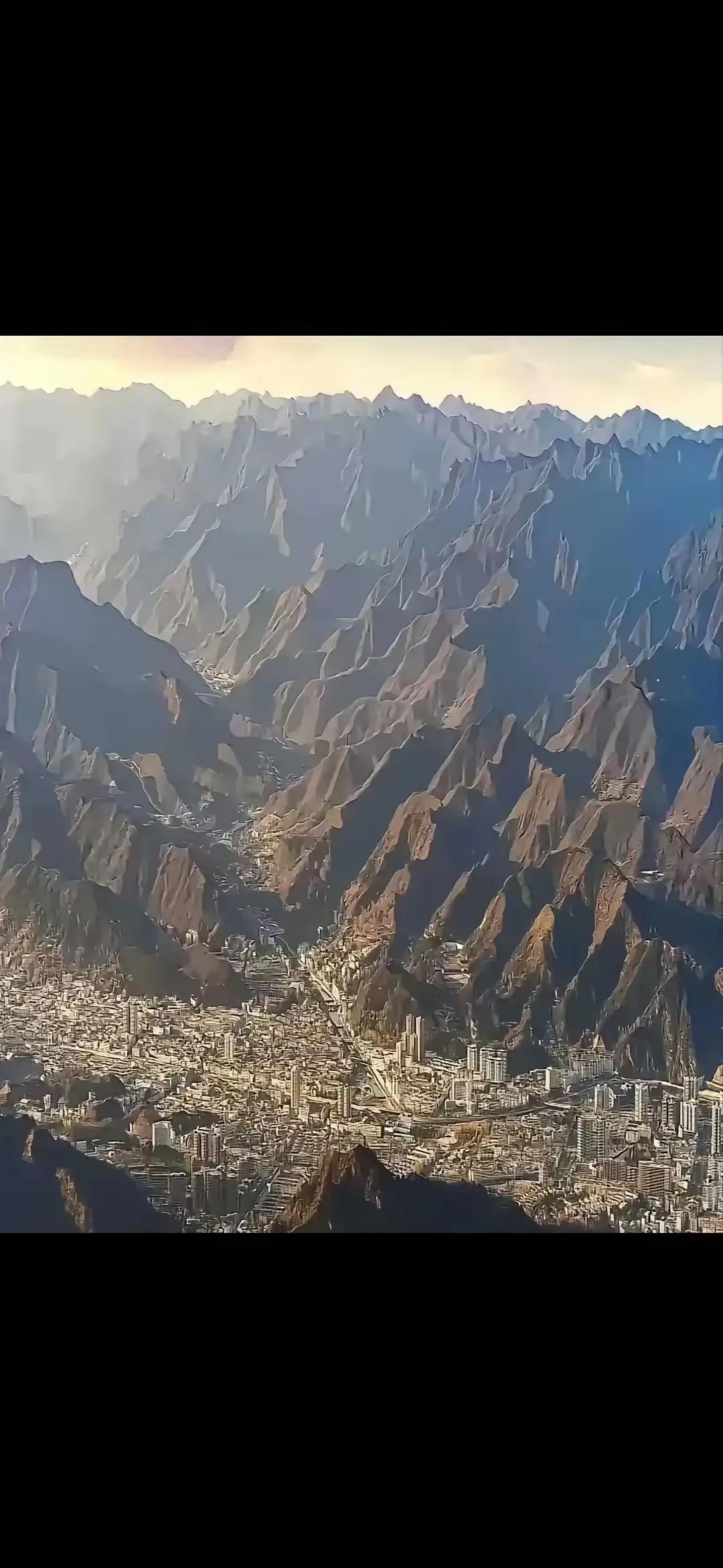 孤城一片万仞山
生活在里面的人可能没有感觉
我们以局外人的身份去观察
这是一座孤