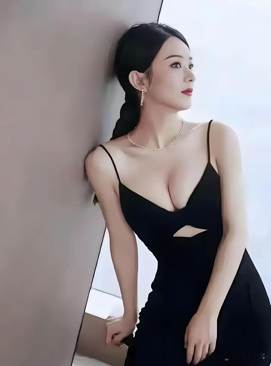 赵丽颖白狐狸
 
极简的浅调背景把所有视线都聚焦在人物身上，一身剪裁利落的黑色深