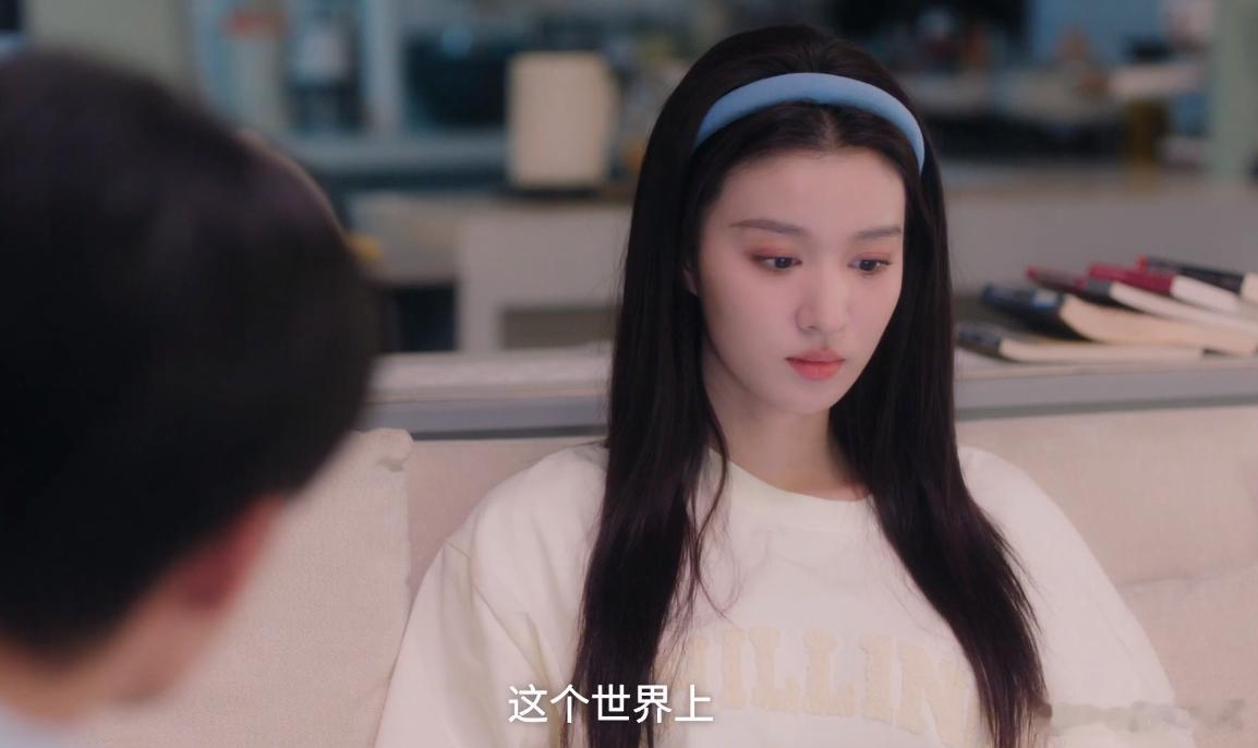 爱情有烟火白天同事晚上同居一个是投行精英，一个是沪漂女孩，白天在一个项目组斗嘴互