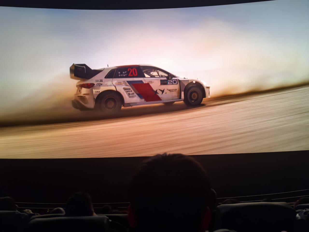 《飞驰人生3》：在笑声里飙泪，在赛道上读懂人生
 
大年初一的影院灯暗下来时，谁