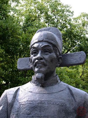 1587年那会儿，大明朝的二品大官海瑞走了，结果家里就剩下8两银子，连办后事的钱