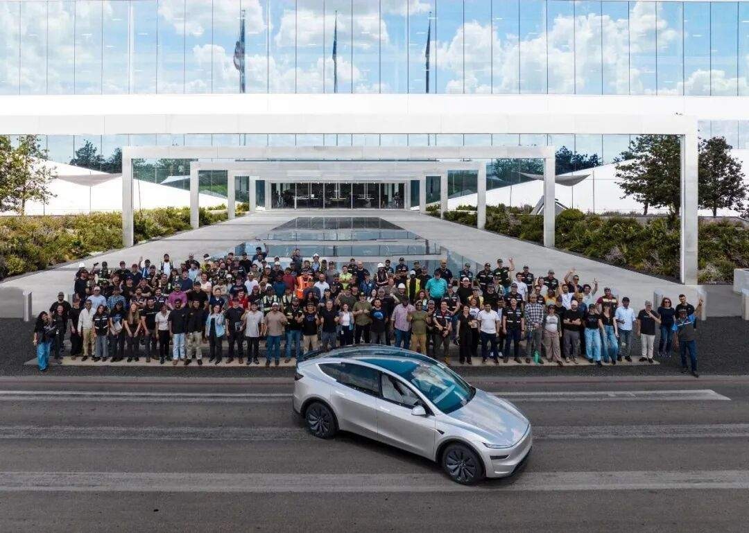 特斯拉新款Model Y L六座版实车下线了，看完谍照真心觉得这次改动踩中多孩家