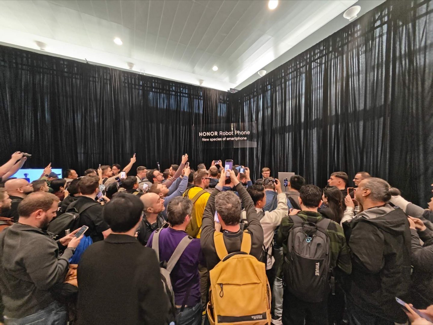 呀呀荣耀RobotPhone成精了MWC2026亮相的全球首款机器人手机荣耀Ro