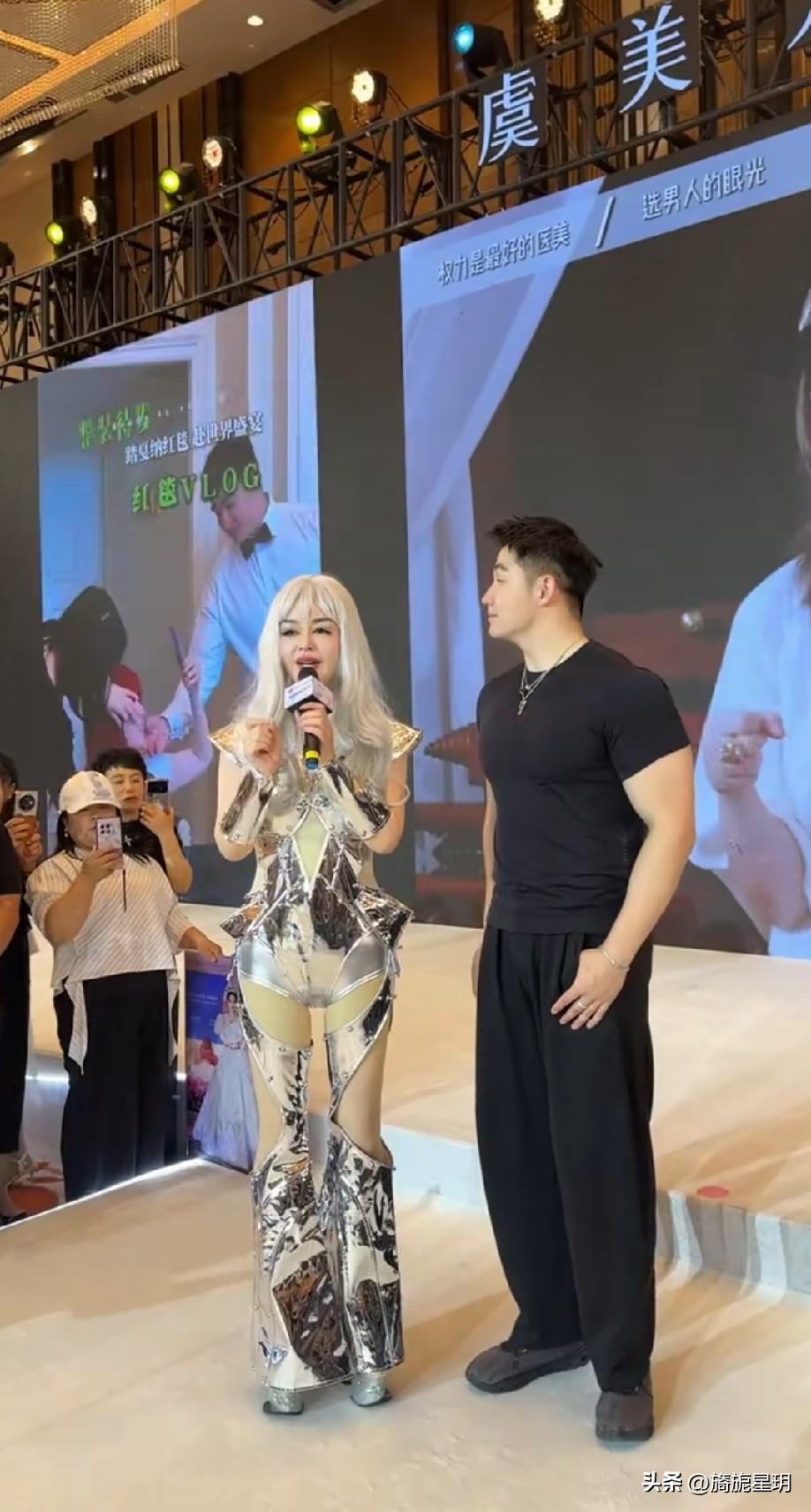 如果不仔细看，还真以为穿越了。55岁的虞美人会长于文红，在活动现场穿成这样，是为
