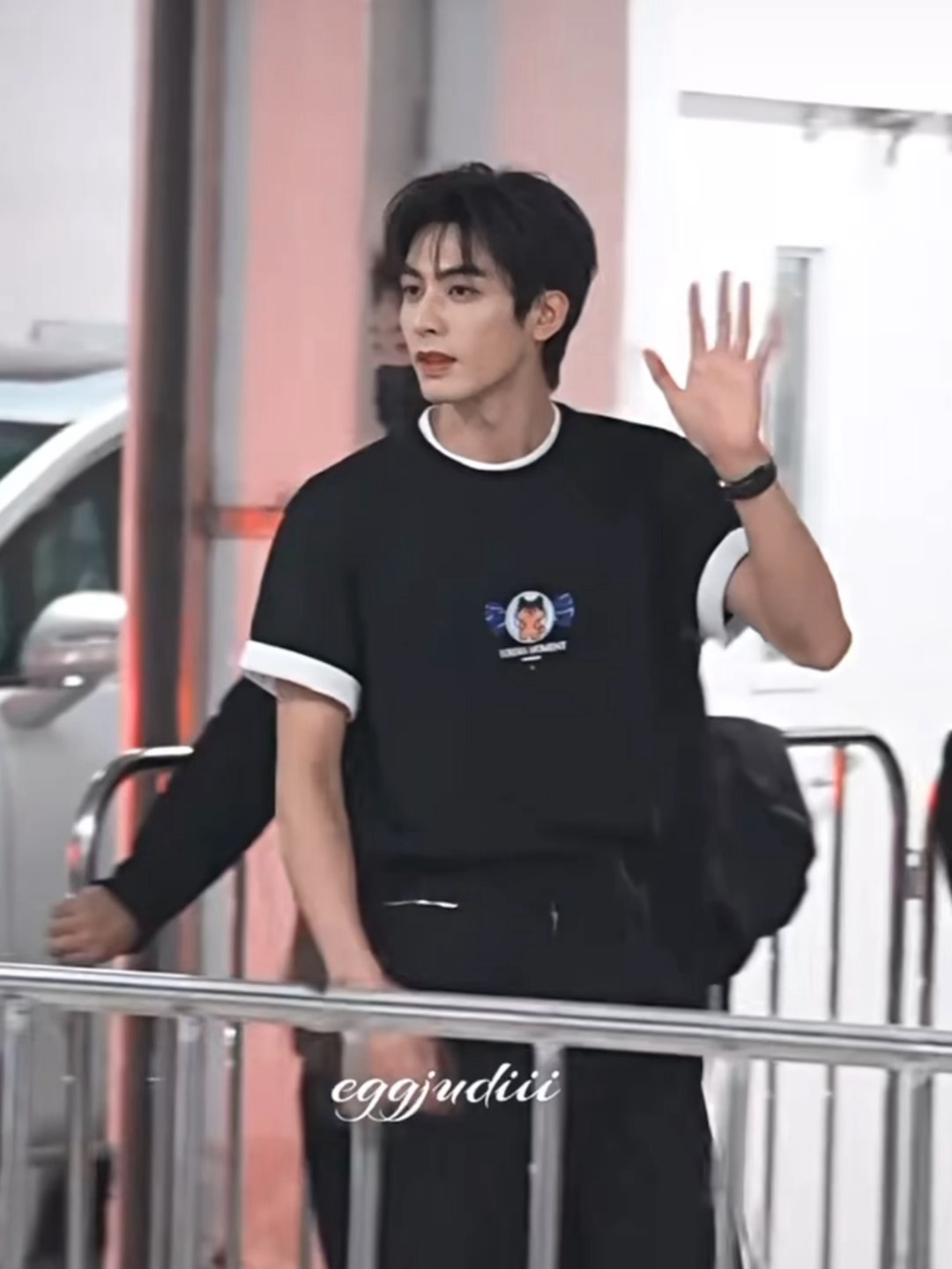 一个胸前是小狗 一个发卡是骨头🥹🥹🥹🥹野狗骨头 Cr：logo 