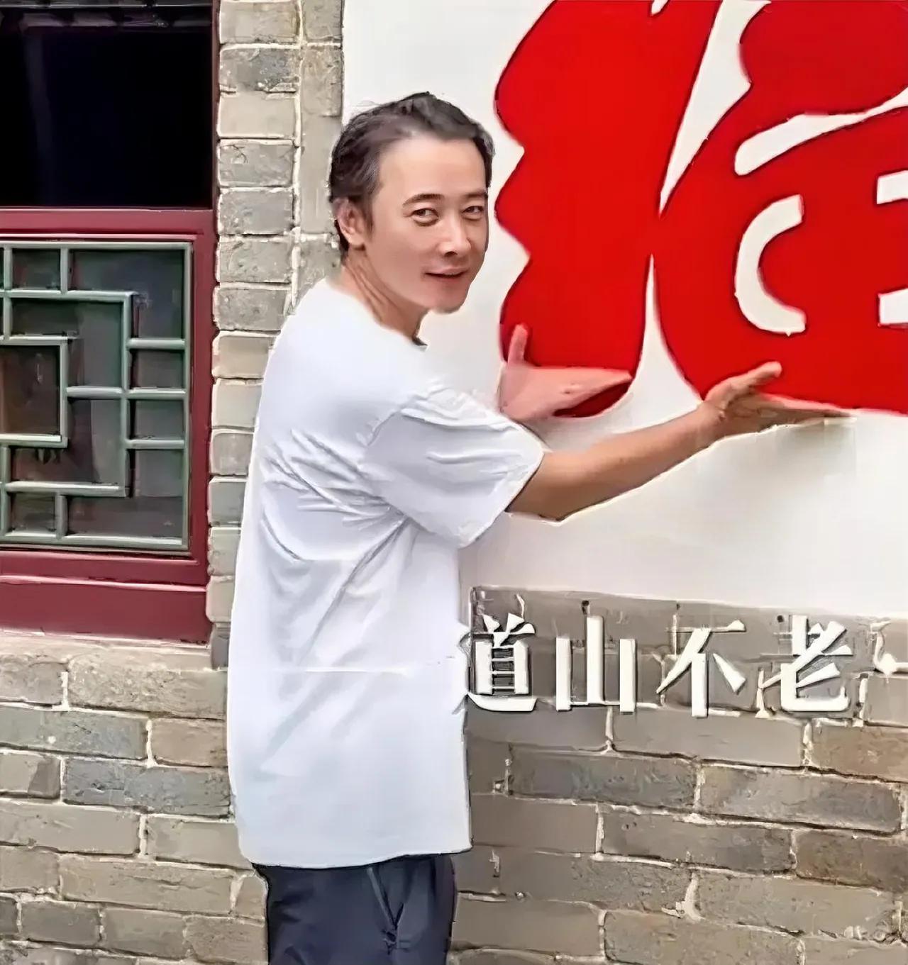 其实罗晋的发际线一直都很高，只是年轻的时候头发多。
站在掉发明显，额角几乎秃了一
