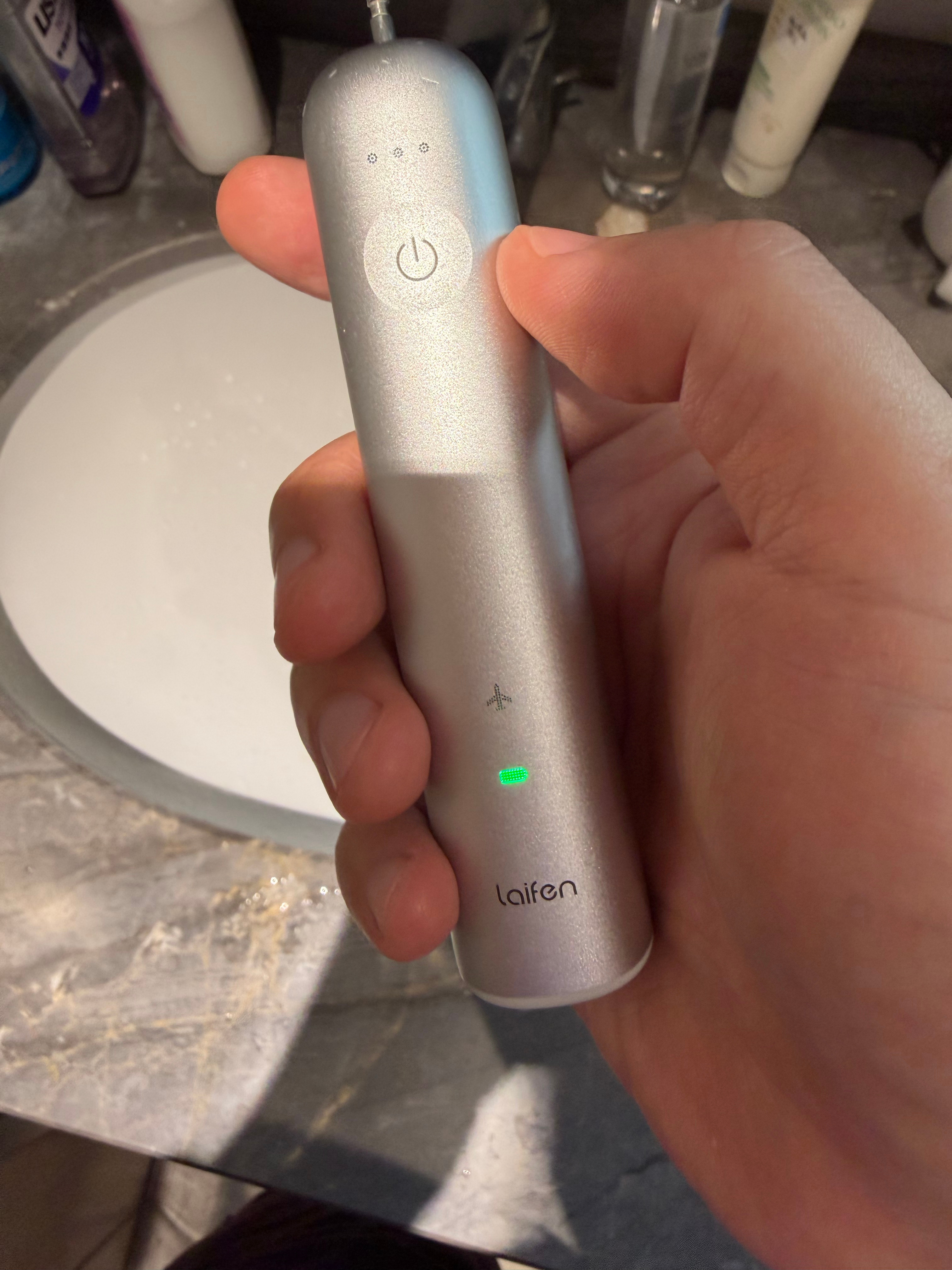 徕芬牙刷一代，昨天突然刷力骤降，我以为是电量不足（但灯是绿色），就拿去充电，充到