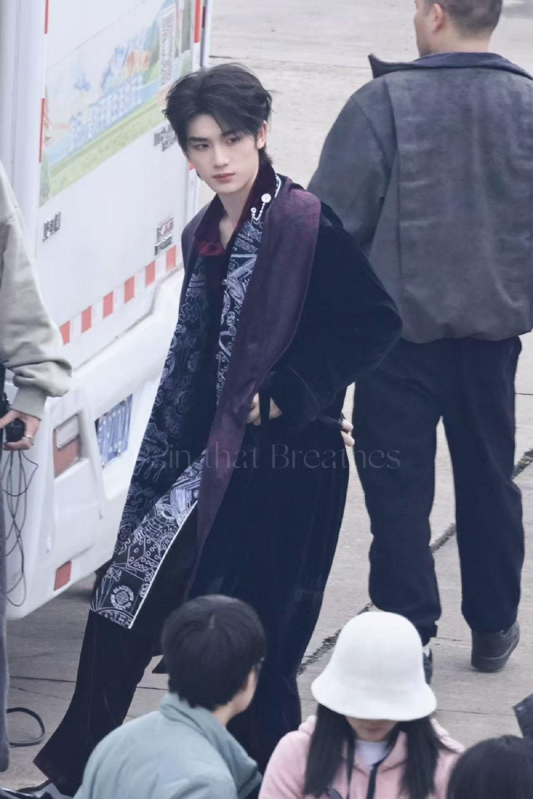 丁程鑫穿尖头皮鞋爬集装箱 被丁程鑫帅到了！这个身材这个气质，完全是漫画里走出来的