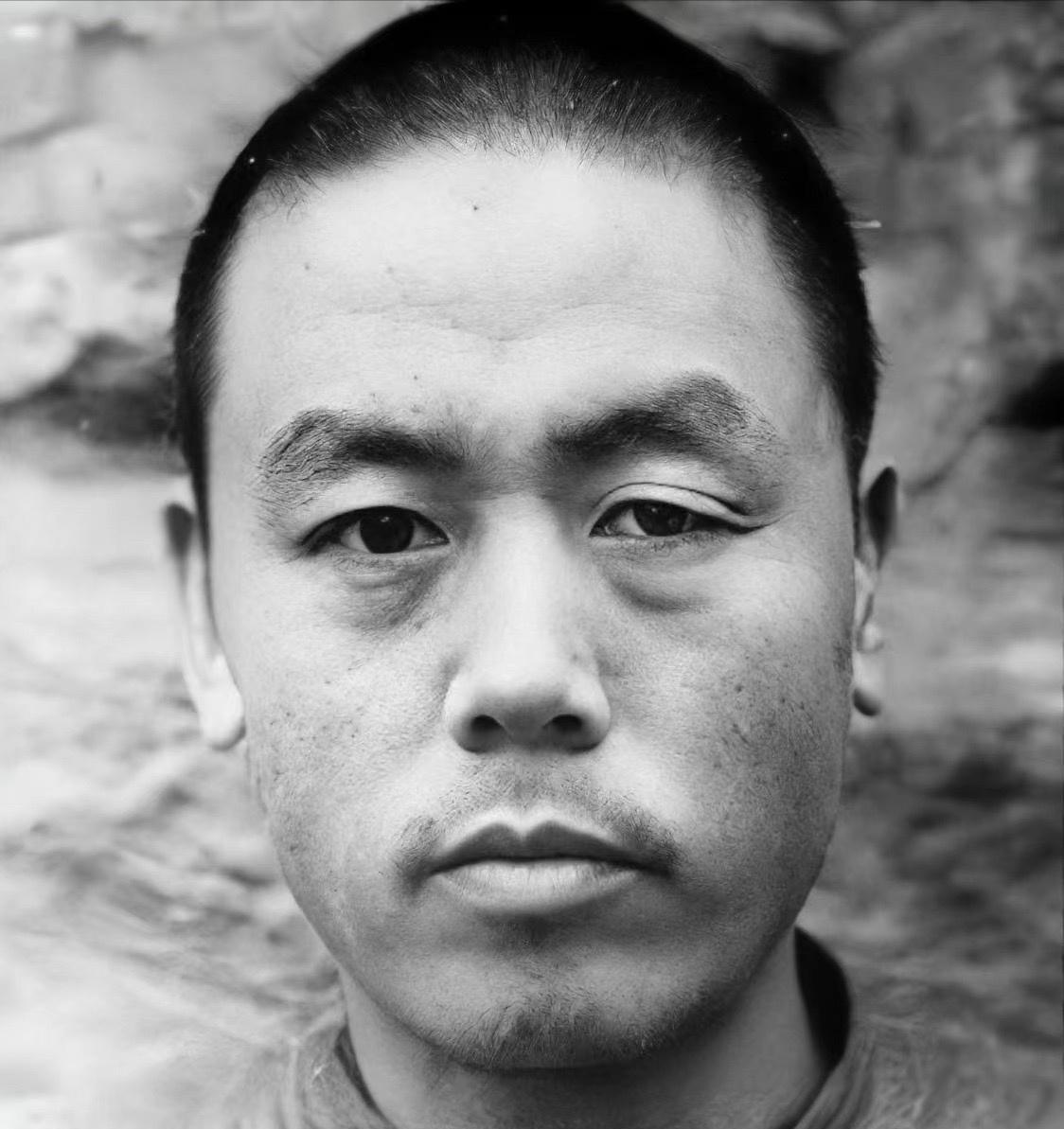 一个披着老实农民外衣的恶毒特务，居然在村里安稳藏了6年。

谁能想到，扯下这张画