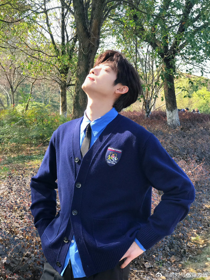 李卿古惑仔风 谁能想到温柔公孙鄞还有古惑仔一面！街头拽酷气场拉满，和现在山长气质