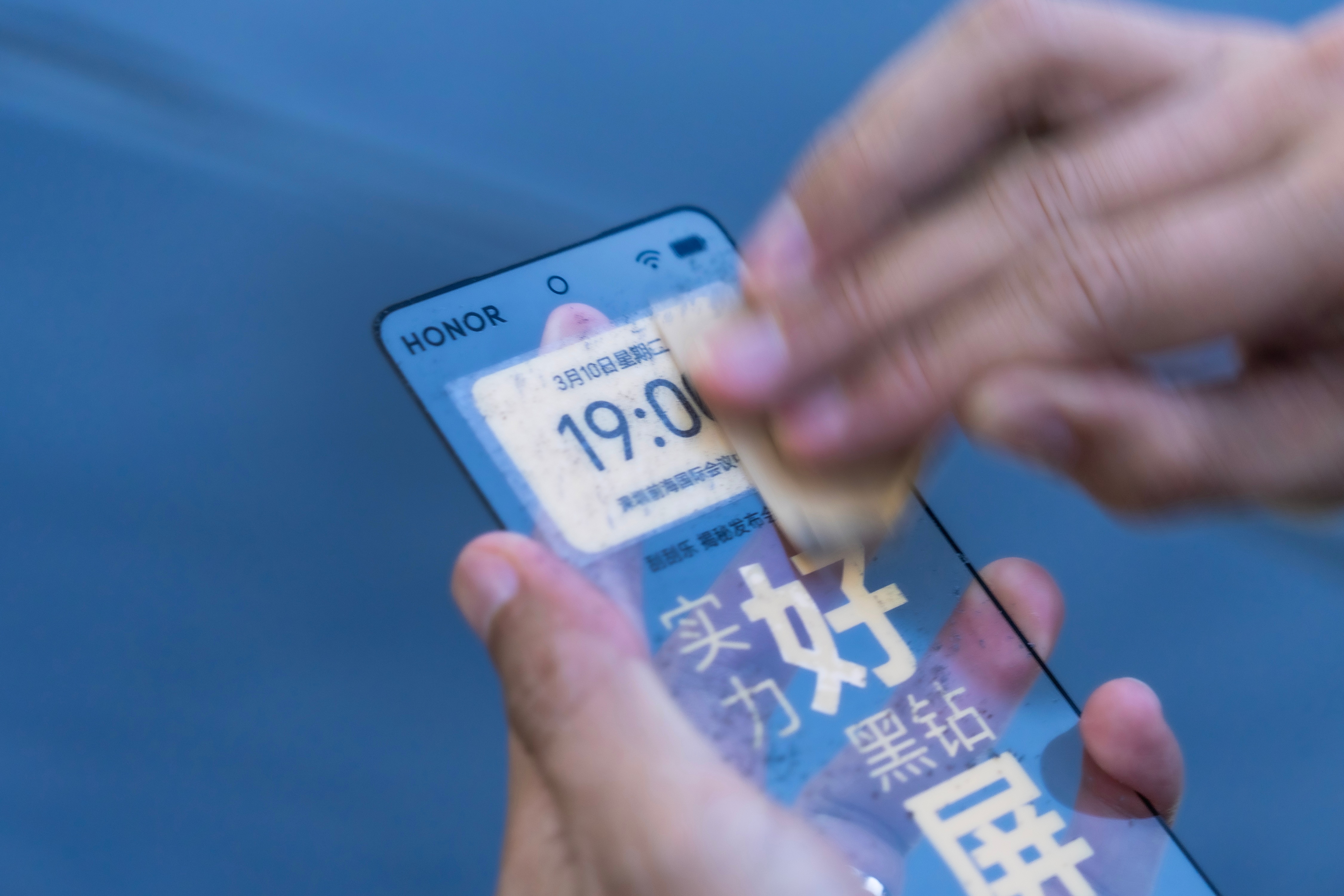 荣耀Magic V6发布之前，我还收到了一张特别的邀请函，里面是荣耀这手机的外屏